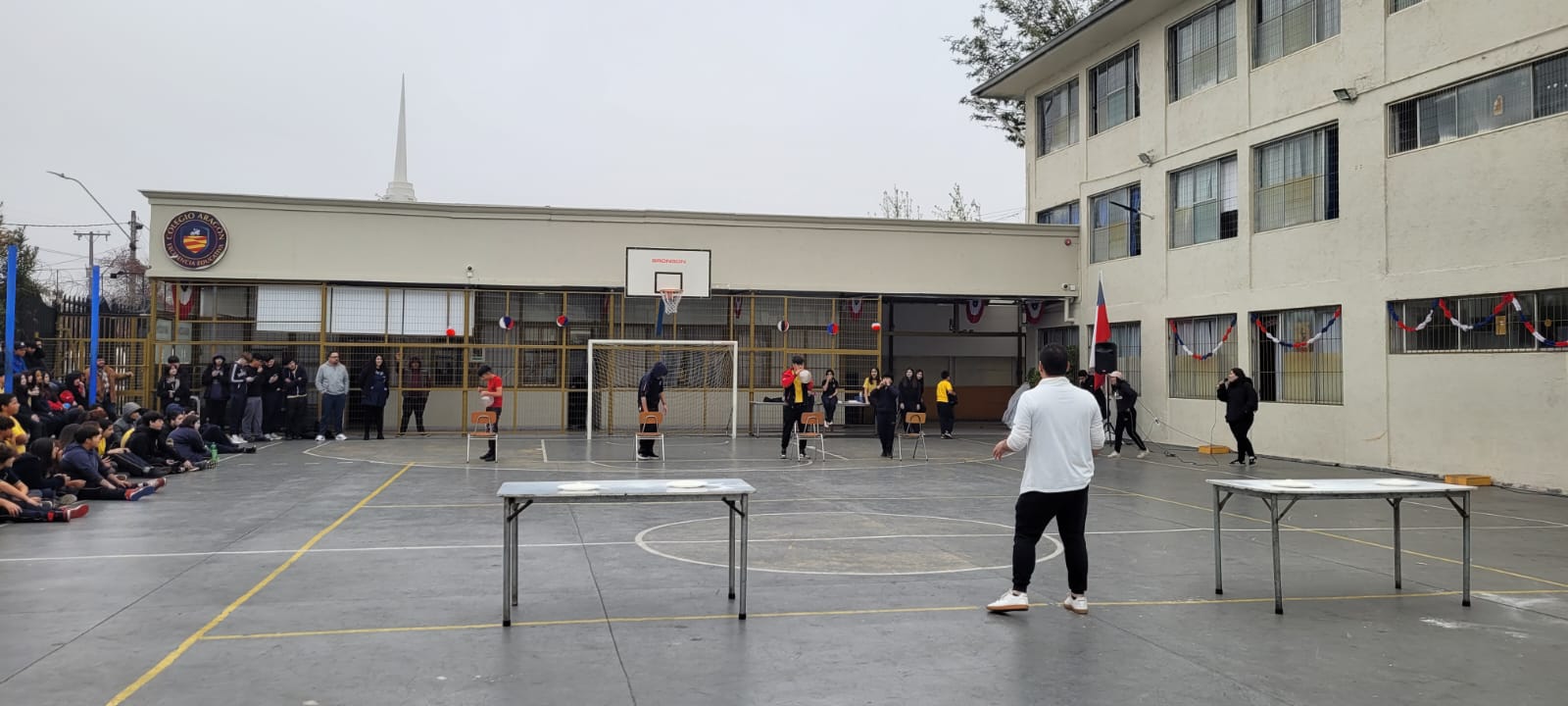 Niños jugando juntos durante el recreo
