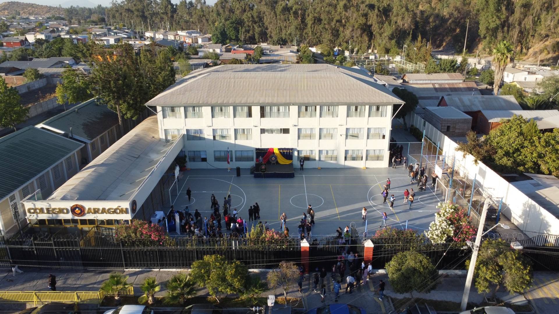 Vista aérea del patio de Colegio Aragón con estudiantes