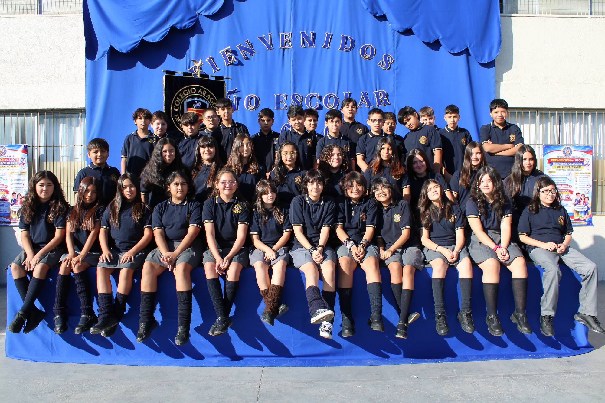 Estudiantes de Enseñanza Básica participando en clases