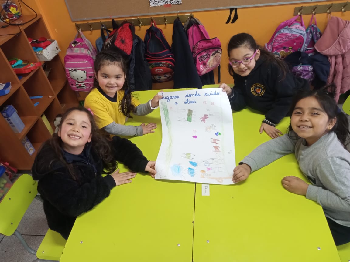 Niños y niñas de Pre-Básica dibujando en la sala